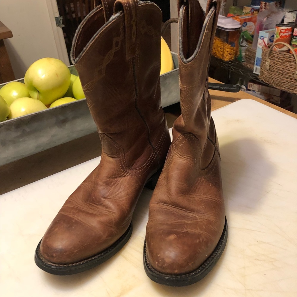 Ariat size 5.5 chestnut leather cowboy boots. GUC.